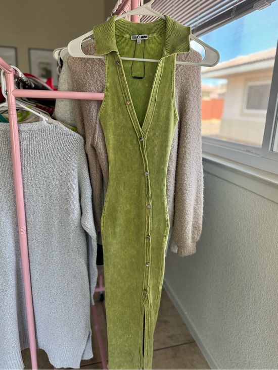 Fashion Nova Dresses & Skirts - Ribbed V Neck Green Collared Midi Dress